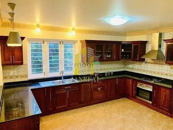 Cho Thuê Villa Đủ Nội Thất Đường Thảo Điền - Khu An Ninh Giá 3500 Usd