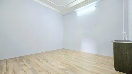 Phòng Đẹp, Cửa Sổ Tự Nhiên, Sẵn Máy Lạnh, Kệ Bếp, Mặt Tiền Đường Chu Văn An !