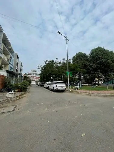 Chính Chủ Gửi Bán Nền Đất Nhà Phố Liền Kề View Công Viên, Lê Văn Thịnh