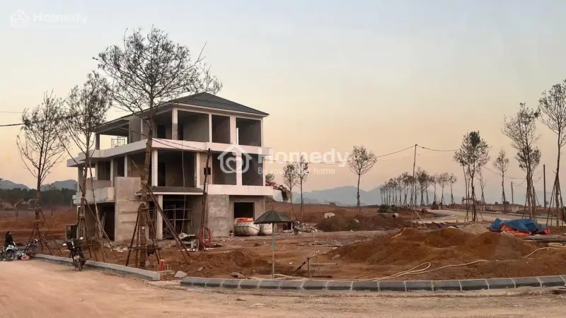 “Biệt Thự Ven Hồ 120Ha – Sổ Đỏ Lâu Dài – Còn Căn Đẹp, Liên Hệ Ngay!”