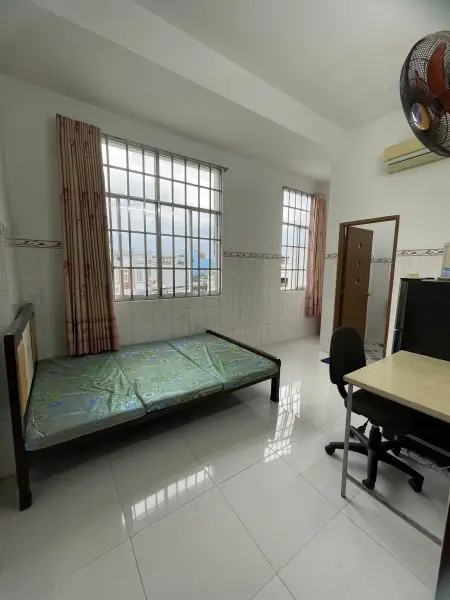 Phòng Lớn, Cửa Số Đón Nắng Sớm, Đủ Tiện Nghi - Đoàn Văn Bơ, Quận 4