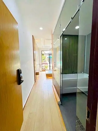 Nhà Đẹp Thang Máy 5 Tầng Cmt8 - Hẻm Xe Hơi