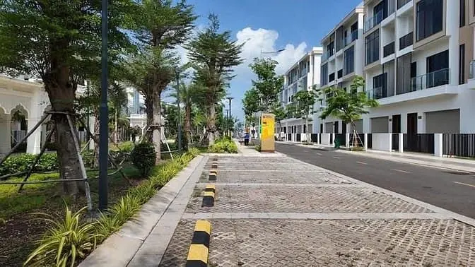 Gia Đình Bán Gấp Nhà Phố, Xây 4 Tầng Ngay Trường Fpt Long Hậu, Long