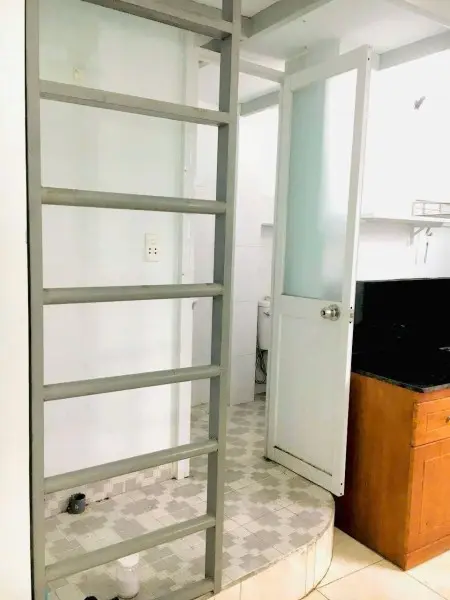 Phòng Trọ Rộng 45M2, Thoáng Mát, Có 2 Ban Công, Máy Lạnh, Tủ Lạnh. Có Thể Ở Được Ngay