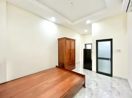 Căn Hộ Ban Công Thoáng Mát Gần Chợ Hoàng Hoa Thám