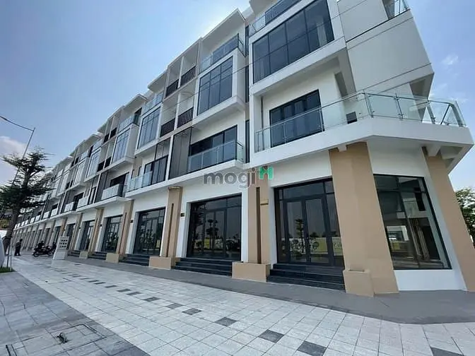 Cần Bán Nhà Phố Vị Trí Đẹp Đầu Tư Kinh Doanh Tốt Tại Long Hậu