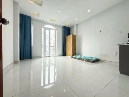Phòng #3Tr2 Có Ban Công, Đẹp Kiên Cốgần Đh Ntt... Tại Sao Ko Ởphòng 25M2, Máy Lạnh, Ban Công