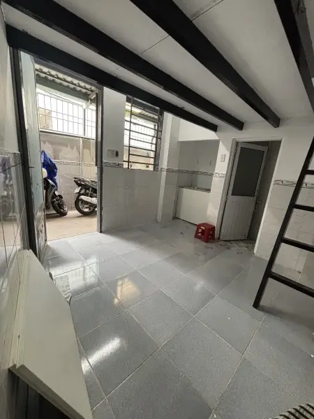 Trống 1 Căn Duy Nhất Ngay Tầng Trệt Sẵn Máy Lạnh Ngay Cổng Sau Đh Văn Lang