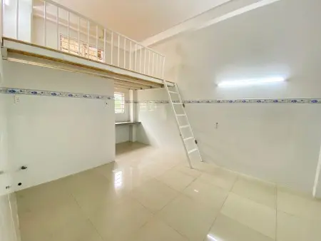 Phòng Có Máy Lạnh, Gác_Ở 3 Người - Ngay Đh Spkt, Ngân Hàng - Giờ Tự Do