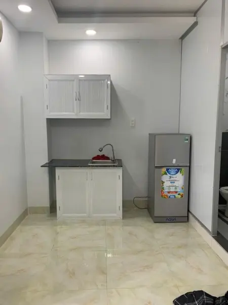 Phòng Ban Công & Cửa Sổ. Nằm Trong Khu Biệt Thự, An Ninh Cực Tốt. Cách Trường Đh Nguyễn Tất Thạnh 7P