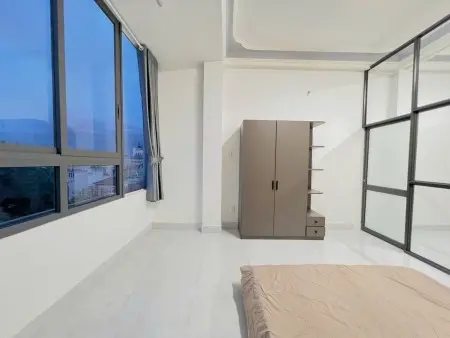 Studio Hiện Đại Có Vách Kính, Cửa Sổ Lớn – Full Nội Thất