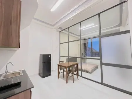 Studio Hiện Đại Có Vách Kính, Cửa Sổ Lớn – Full Nội Thất