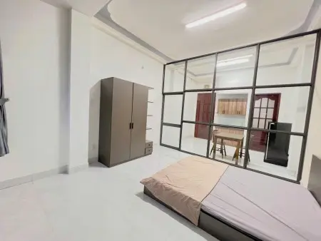Studio Hiện Đại Có Vách Kính, Cửa Sổ Lớn – Full Nội Thất