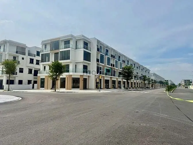 Gia Đình Bán Gấp Nhà Phố, Xây 4 Tầng Ngay Trường Fpt Long Hậu