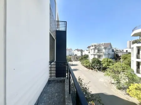 Mới Trống Phòng Ban Công View Đẹp Thiết Kế Hiện Đại Rộng Thoáng