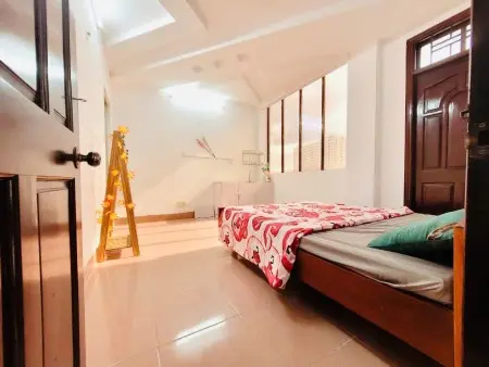 Phòng Ban Công Siêu Thoáng Mát, Mặt Tiền Quốc Lộ 22. Đối Diện Chợ Đầu Mối Hóc Môn