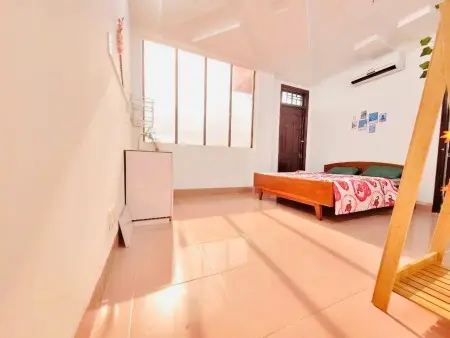 Phòng Ban Công Siêu Thoáng Mát, Mặt Tiền Quốc Lộ 22. Đối Diện Chợ Đầu Mối Hóc Môn