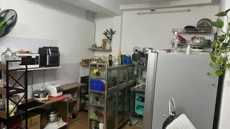 Cho Thuê 1/2 Căn Nhà Phí Sau Có Lối Đi Riêng , 4 Phòng Ngủ Giá Rẻ