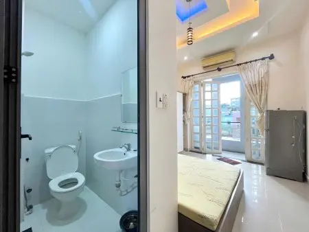 Phòng Cho Thuê Bình Thạnh Ban Công, Tách Bếp, Có Máy Giặt Riêng Gần Chợ Bà Chiểu, Giáp Q1 Giá 5.5Tr