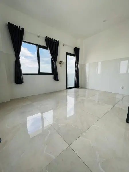 Phòng Ban Công, Máy Lạnh . Gần Gigamall