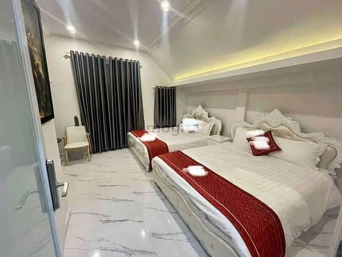 Bán Khách Sạn 8 Phòng, Mặt Tiền Phan Đình Phùng Cách Hồ Xuân Hương 2Km