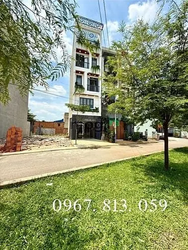 Nhà Sát Gò Vấp, Đối Diện Công Viên, Dt:4X17M, Lửng, 3 Lầu, 4Pn, Gara