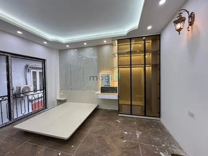 Cần Bán Gấp Nhà Mới - Thang Máy - Đê La Thành