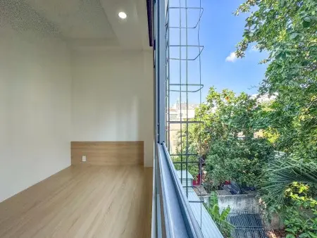 Phòng Đẹp Cạnh Cửa Sổ Rộng Ở Tân Phú