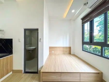 Phòng Đẹp Cạnh Cửa Sổ Rộng Ở Tân Phú