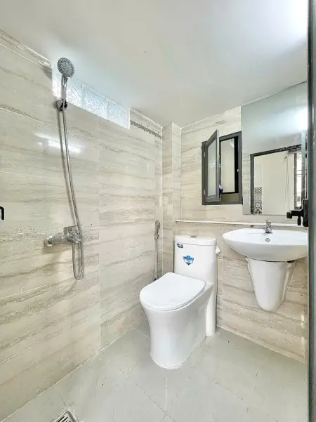 Bóc Tem Studio Đón Nắng Sang Xịn Ngay Ga Sài Gòn, Bờ Kè Hoàng Sa