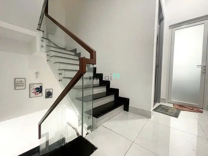 Nhà Đường Cách Mạng Tháng 8 - Đối Diện Cư Xá Tự Do - Cv Lê Thị Riêng