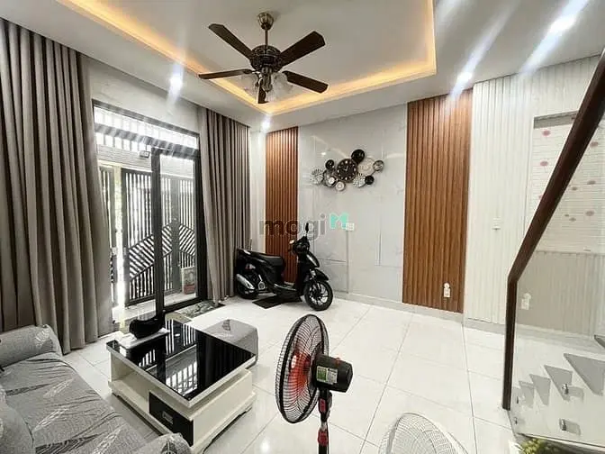 Nhà Đường Cách Mạng Tháng 8 - Đối Diện Cư Xá Tự Do - Cv Lê Thị Riêng