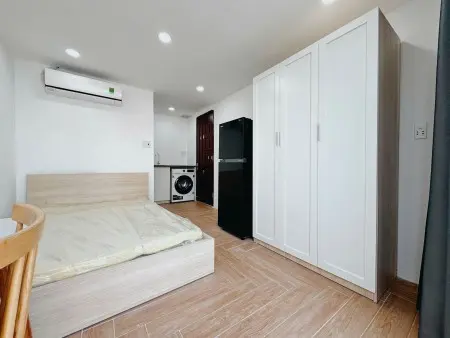 Cho Thuê Phòng Ban Công Lớn Ngay Huỳnh Văn Bánh, Phú Nhuận Giáp Quận 3 Có Máy Giặt Riêng, Giá Rẻ