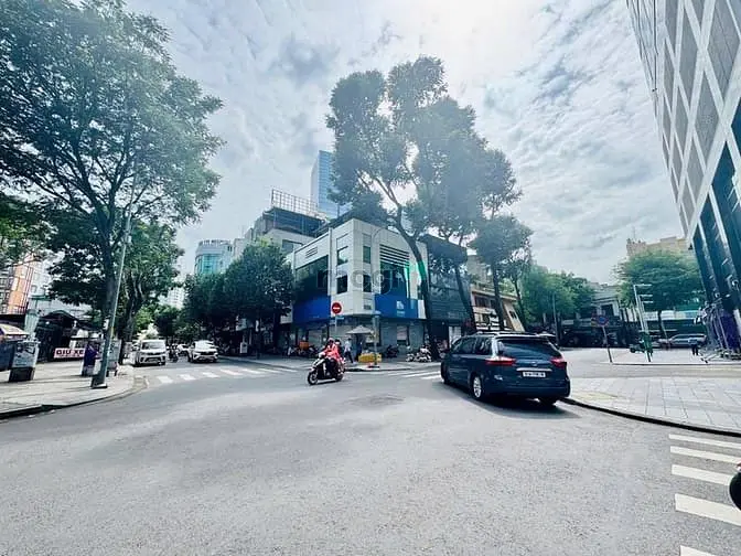 Cho Thuê Góc 2Mt Ngay Phố Đi Bộ Nguyễn Huệ - Dt 17X20M, Hiếm Nhất Sg