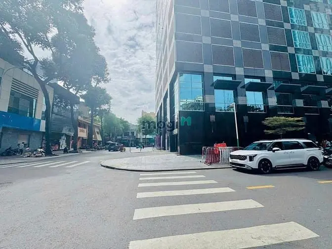 Cho Thuê Góc 2Mt Ngay Phố Đi Bộ Nguyễn Huệ - Dt 17X20M, Hiếm Nhất Sg