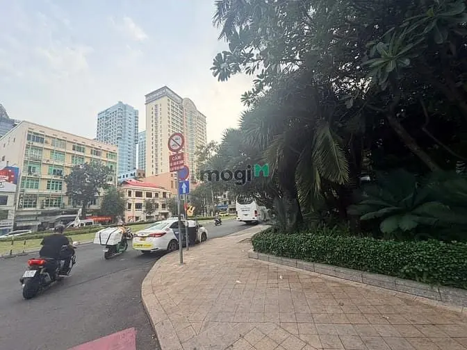 Cho Thuê Nhà Góc Ngay Nhà Hát Thành Phố - Công Trường Lam Sơn