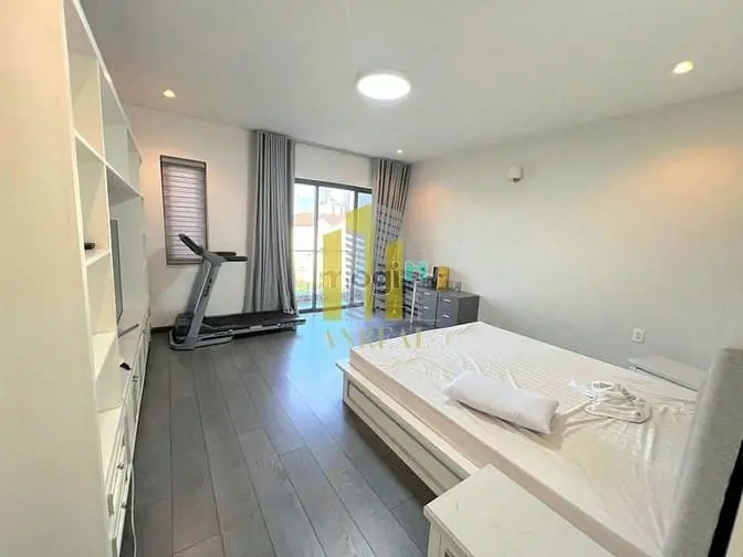 Villa Hầm 3 Lầu Hiện Đại - Thang Máy - 5 Phòng - Giá 80 Triệu