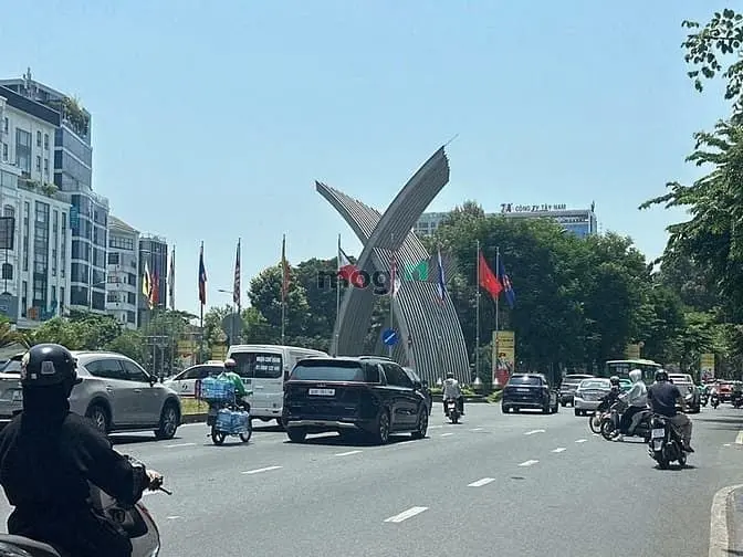 Cc Gửi Bán Nhà Mt Ngay Cv Hoàng Văn Thụ 163M2 Ngang 11M 5 Lầu 28 Tỷ