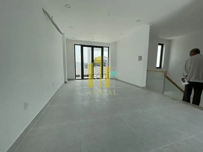 Nhà Thiết Kế Văn Phòng Sàn Trống Thang Máy Giá 65 Triệu