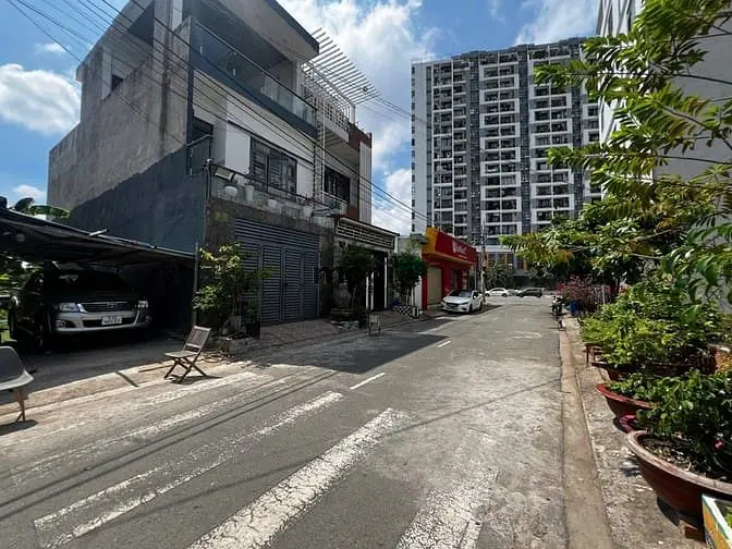 Bán Khu Đất Kdc Sổ Hồng ,Xuất Hiện Sẵn Nhà Kho Trên Q9, 104M2 , Ngang