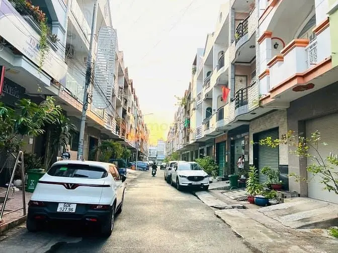 Nhà Bán Ngay Chợ Bửu Long Nhà 3 Lầu Hoàn Công 5,9 Tỷ 7Pn Rẻ Nhất Khu