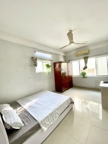 Phòng Thoáng Mát, Sẵn Bếp, Nội Thất. Gần Vòng Xoay Lý Thái Tổ