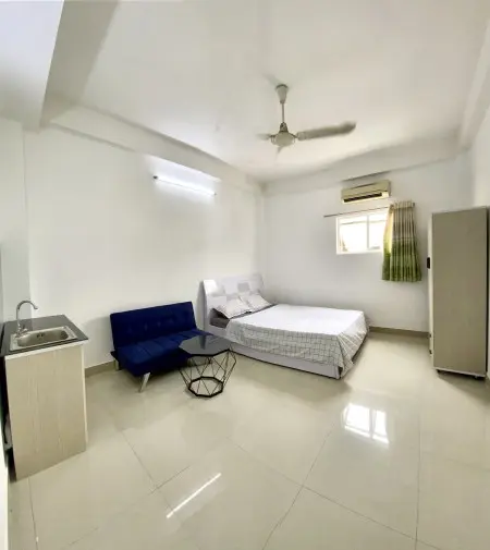 Phòng Thoáng Mát, Sẵn Bếp, Nội Thất. Gần Vòng Xoay Lý Thái Tổ