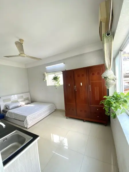 Phòng Thoáng Mát, Sẵn Bếp, Nội Thất. Gần Vòng Xoay Lý Thái Tổ