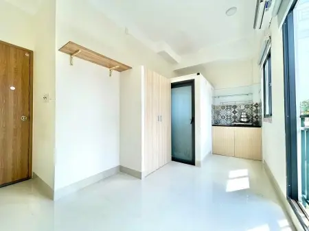 Phòng Đẹp Ban Công Mới Xây - Gần Vòng Xoay Dân Chủ