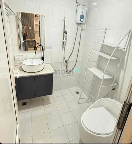 C/C Cmt8, Bến Thành, Q1: 76M2, Nhà Mới Sơn, 11Tr/Th, 2Pn.