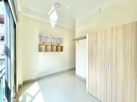 Phòng Đẹp Ban Công Mới Xây - Gần Vòng Xoay Dân Chủ