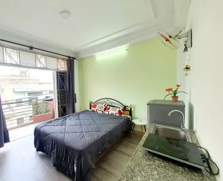 Phong Ban Công Giá Rẻ. Tiện Nghi Đầy Đủ. Dọn Vào Ở. Làu Thấp. Ngay Lý Chính Thắng Gần Chợ Tân Định.