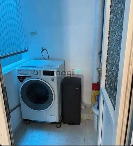 C/C Cmt8, Bến Thành, Q1: 76M2, Nhà Mới Sơn, 11Tr/Th, 2Pn.