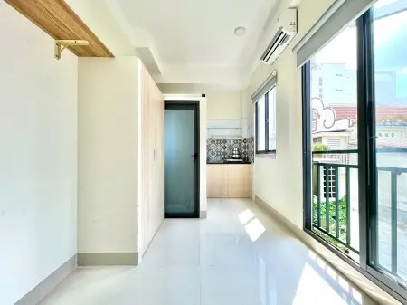 Phòng Đẹp Ban Công Mới Xây - Gần Vòng Xoay Dân Chủ